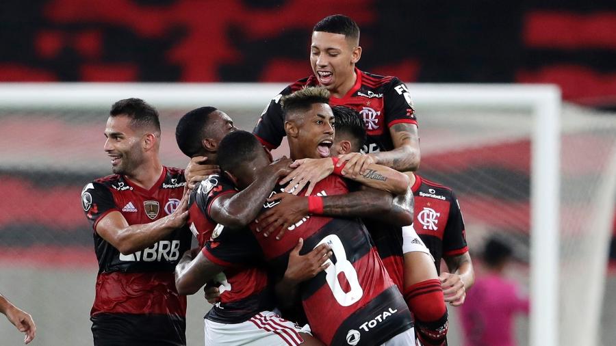 Jogadores do Flamengo comemoram gol de Bruno Henrique contra o Del Valle, em jogo da Libertadores - Imagem: SIlvia Izquierdo-Pool/Getty Images