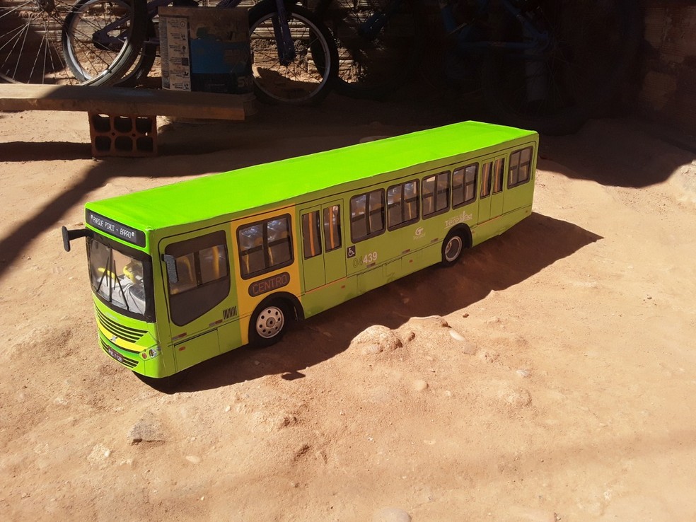 Homem no Piauí cria réplicas de ônibus em miniaturas e vende na internet