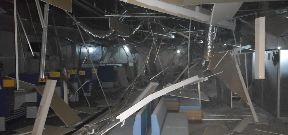 Bandidos fazem cinco reféns e explodem banco; agência ainda tem bombas