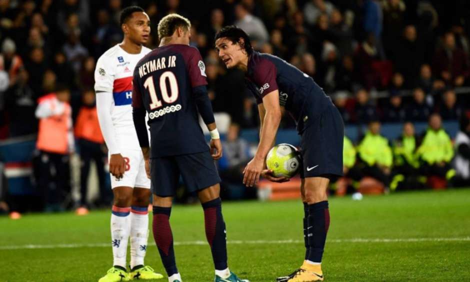 Neymar e Cavani tiveram briga por cobrança de pênalti em 2017 (Foto: AFP) Foto: LANCE!