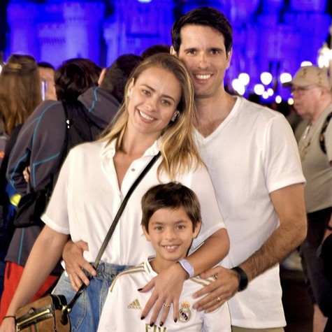 Juliana Silveira com o marido e o filho (Foto: Reprodução/Instagram)