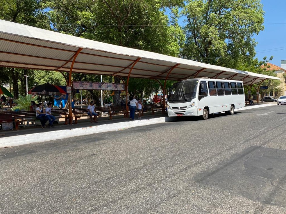 Veículos alternativos contratados pela Strans estão reforçando o transporte em Teresina — Foto: Helder Vilela/TV Clube