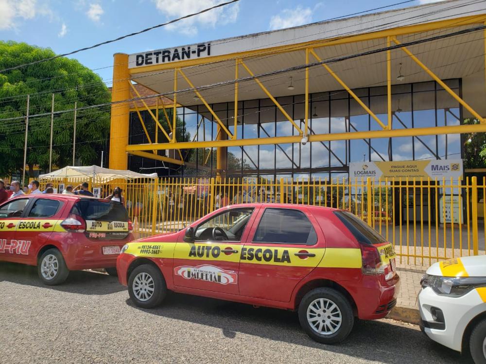 Wellington Dias assina protocolo e autoriza retorno das autoescolas