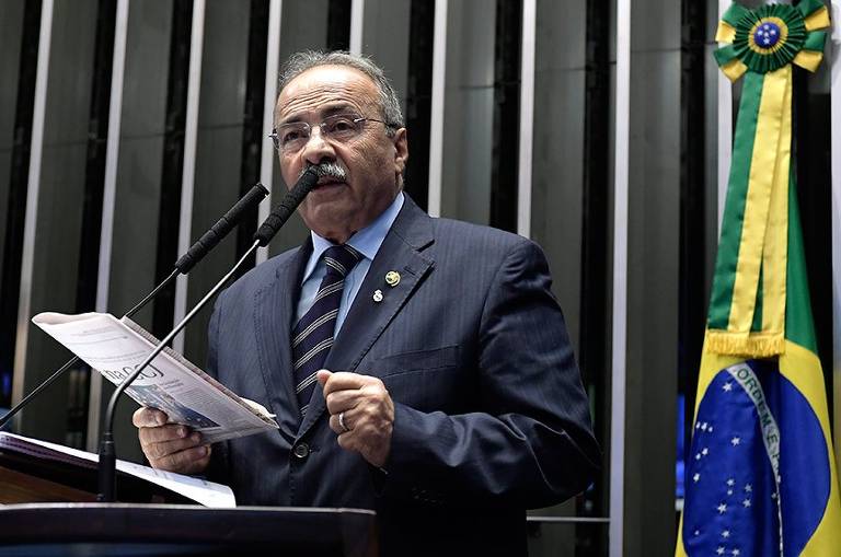 Senador é visto como morto na política e é aconselhado a pedir licença