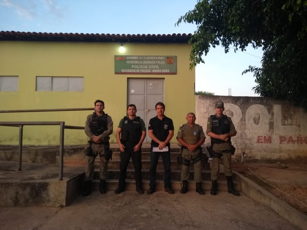 Suspeitos de furtar arma de policial e roubar oito celulares em arrastão são presos