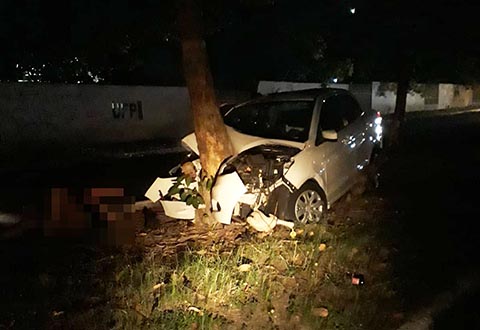 Carro colide em árvore e três pessoas ficam feridas no bairro Ininga