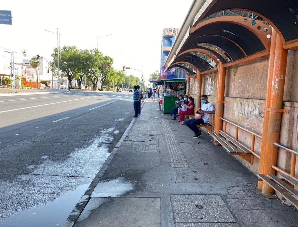Passageiros aguardam em parada de ônibus em Teresina durante greve de motoristas e cobradores — Foto: Hélder Vilela/TV Clube