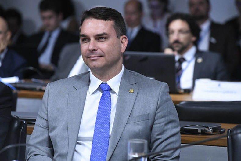 Flávio Bolsonaro pede a Aras para investigar servidores