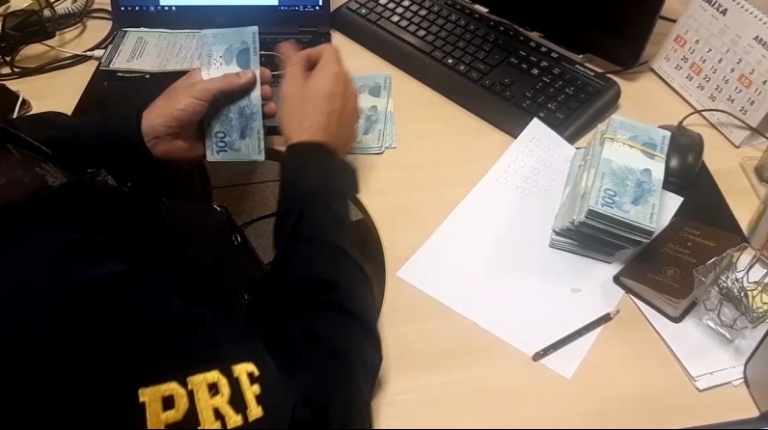 Homem é preso com mais de R$ 54 mil de origem não declarada