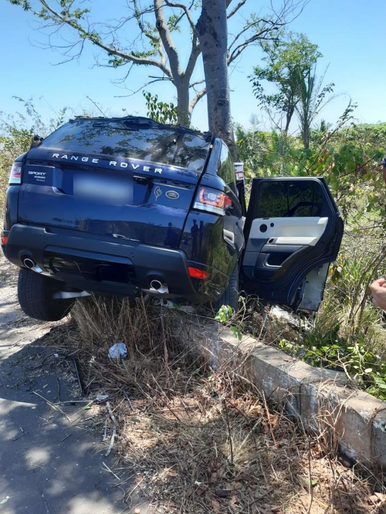 Colisão entre caminhão e Range Rover mata uma pessoa na BR-343