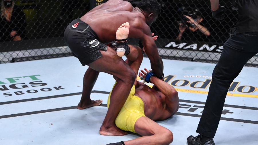 Uriah Hall atinge Anderson Silva com golpes em despedida do brasileiro no UFC - Imagem: Jeff Bottari/Getty Images