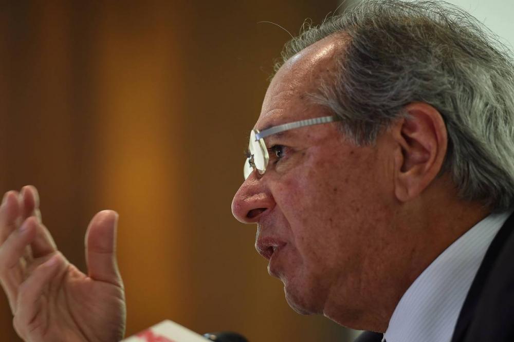 Não se assustem se alguém pedir o AI-5 contra protestos, diz Guedes
