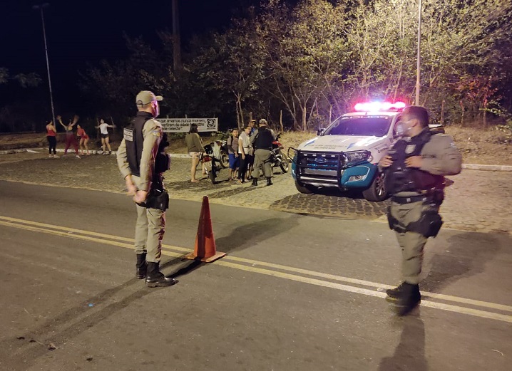 Operação Lei Seca da PM resulta em 14 pessoas detidas e apreensão de armas