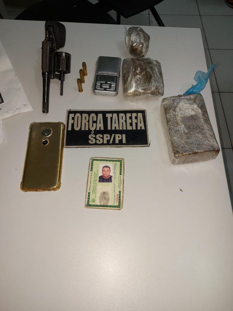 Homem é preso com drogas e esconde arma em máquina de lavar roupas