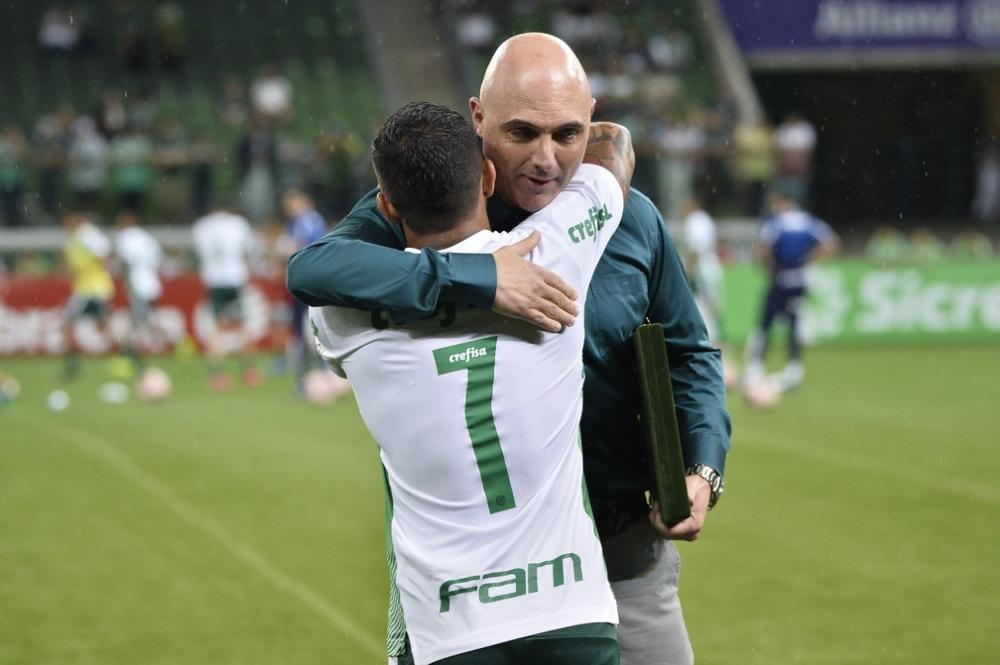 Dudu recebe abraço do presidente do Palmeiras, Mauricio Galiotte — Foto: Marcos Ribolli