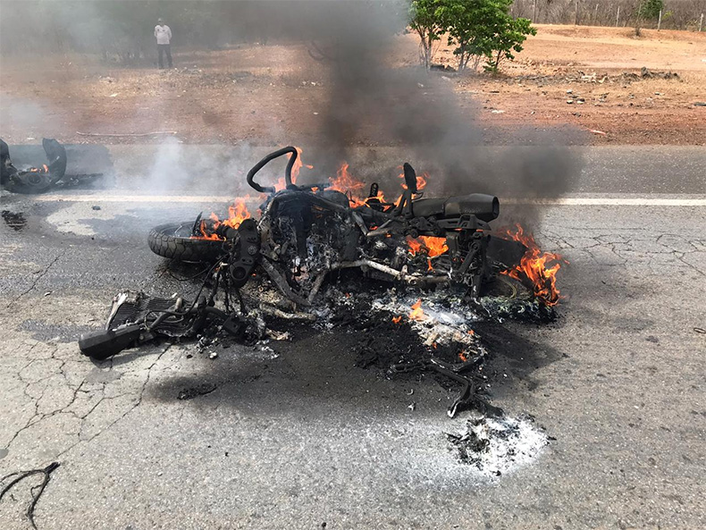 Moto pega fogo em colisão com caminhão e motociclista morre na BR-222