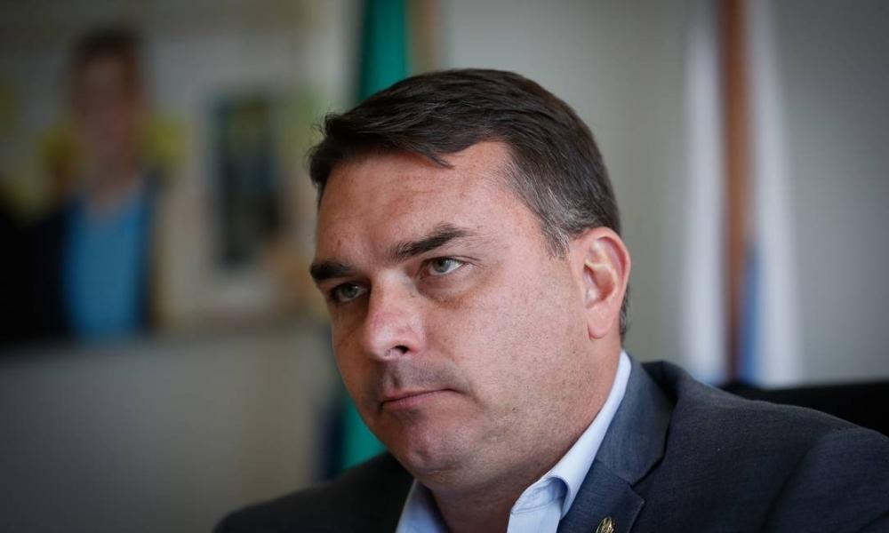 Ex-assessora de Flávio Bolsonaro confessa rachadinha e entrega de valores para Queiroz
