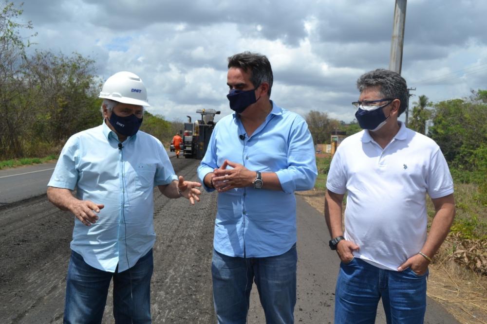 Elmano Férrer visita andamento de obras acompanhado do senador Ciro Nogueira