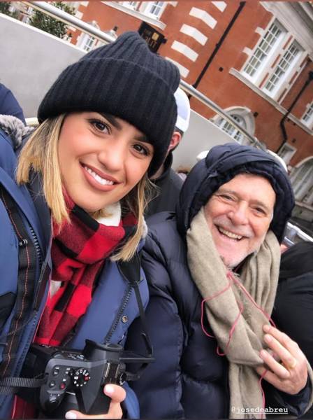 Após novela, José de Abreu curte férias românticas com namorada