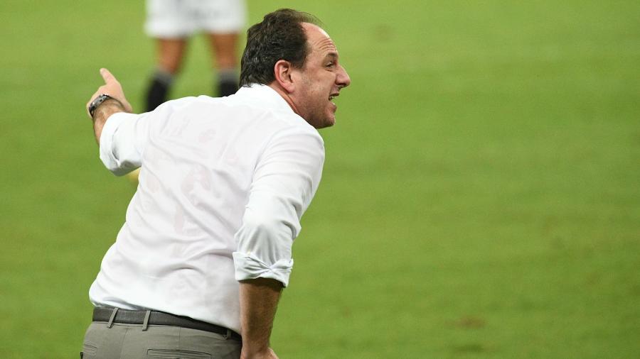 Rogério Ceni instrui o Fortaleza na ida das oitavas de final da Copa do Brasil, contra o São Paulo - Imagem: Kely Pereira/AGIF
