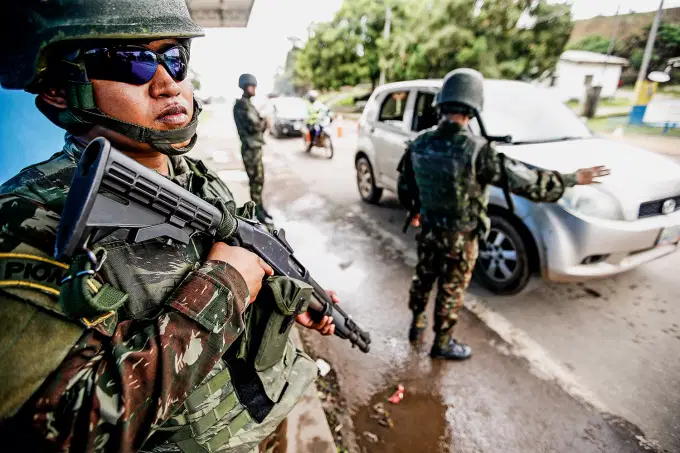 EM ALERTA - Militares brasileiros fiscalizam a chegada de veículos e pessoas no posto de fronteira de Pacaraima Cristiano Mariz/VEJA