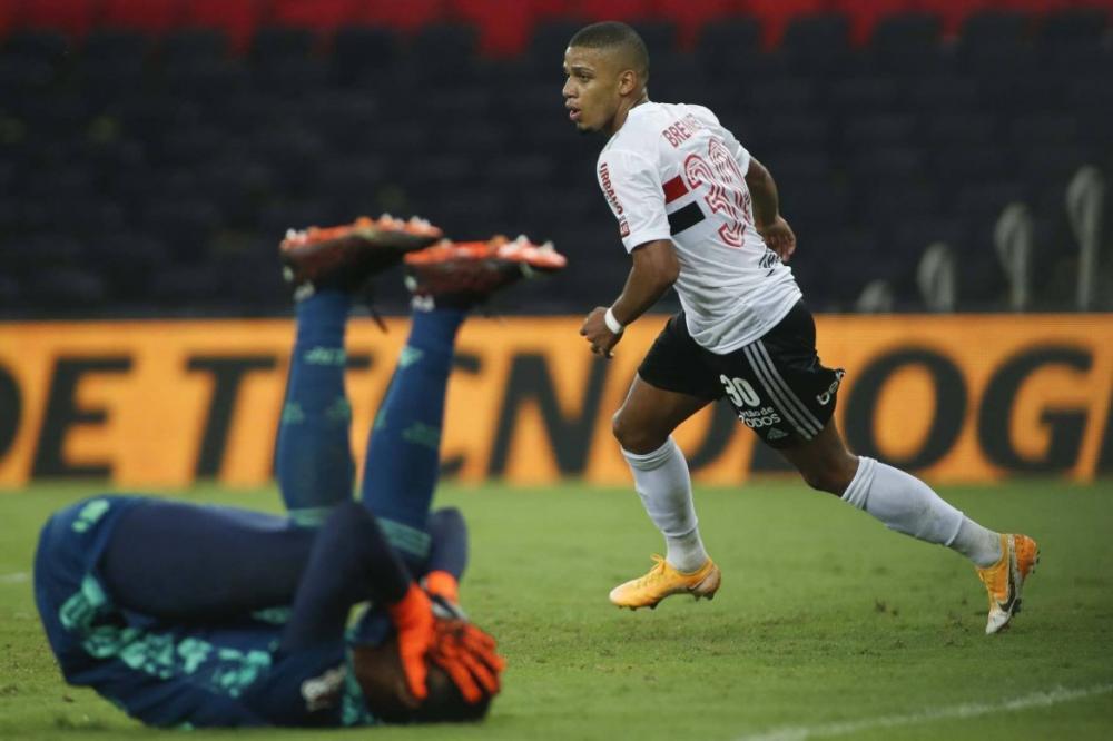 Goleiro do Flamengo falhou no segundo gol do São Paulo.