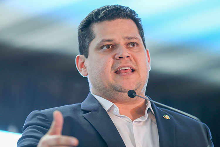 Alcolumbre diz que vai acionar PF e MP para investigar apagão no Amapá