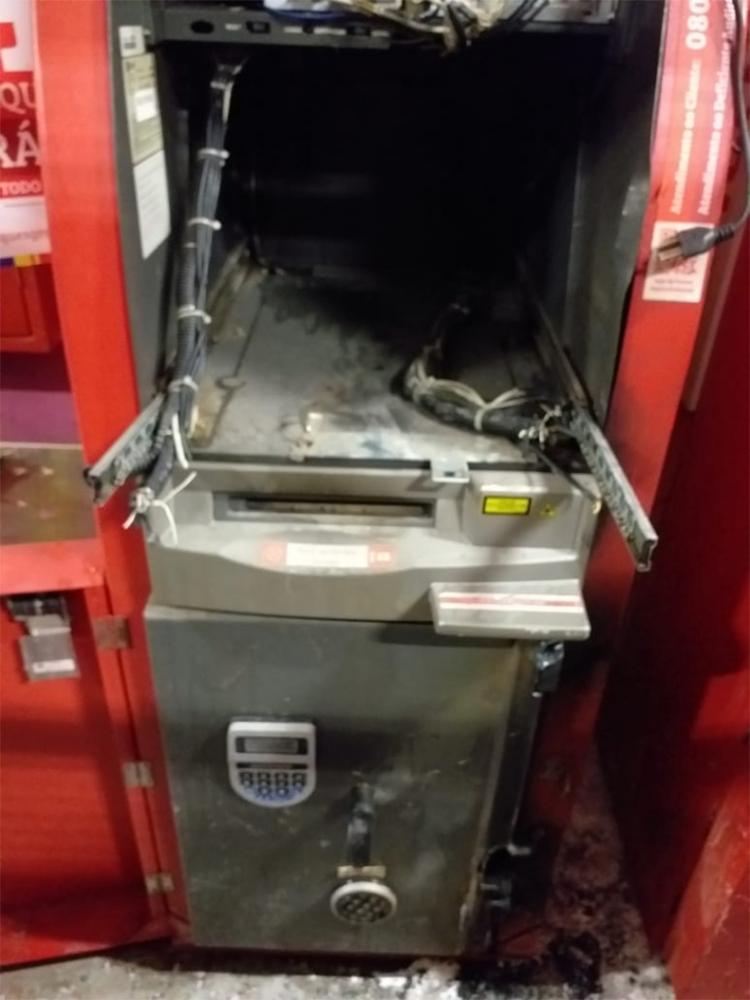 Quadrilha rende vigilante e tenta roubar caixas em supermercado
