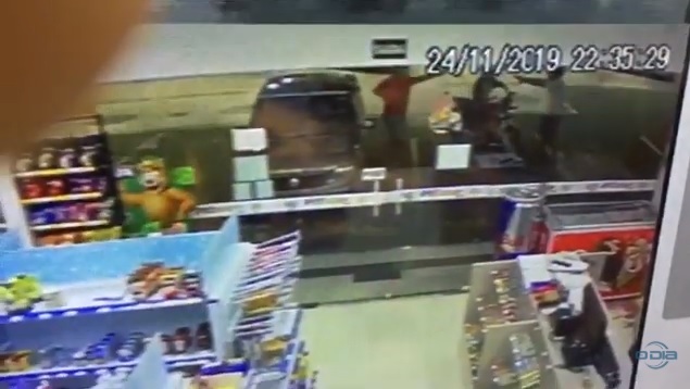 Vídeo mostra policial sendo baleado várias vezes por assaltantes