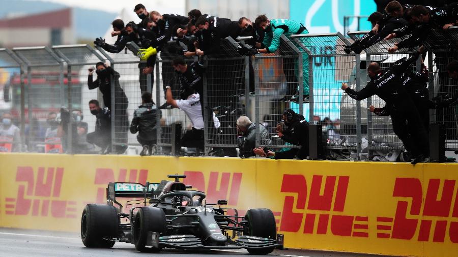Lewis Hamilton comemora com funcionários da Mercedes a vitória no GP da Turquia - Imagem: Pool/Getty Images
