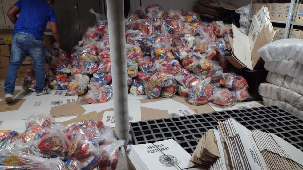 Centenas de cestas básicas foram apreendidas dentro do Creas de União, no Piauí — Foto: Polícia Civil