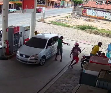 Vídeo mostra momento em que suspeito de assalto é morto em posto