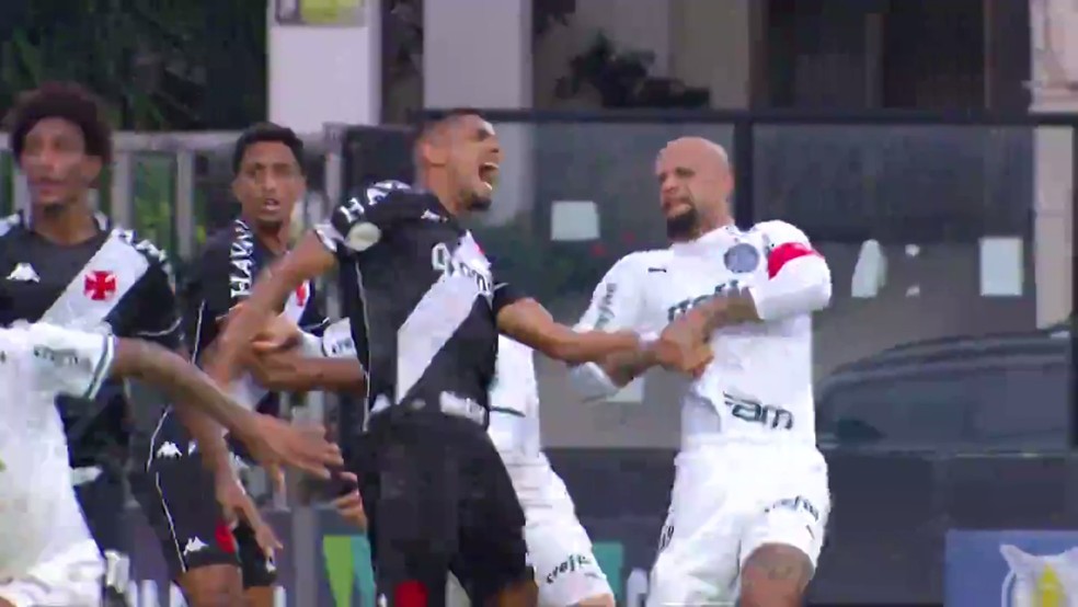 Felipe Melo aplica chave de braço em Léo Matos durante jogo entre Palmeiras e Vasco — Foto: Reprodução
