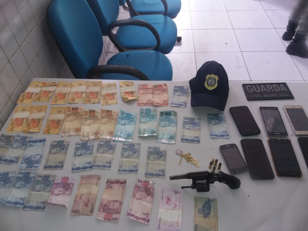 Dupla suspeita de arrastões é presa após sofrer acidente e ser agredida por moradores