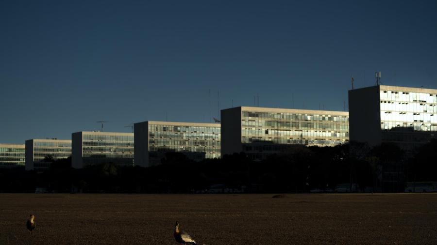 Centrão esboça pressão por reforma ministerial e cobiça Saúde e Educação