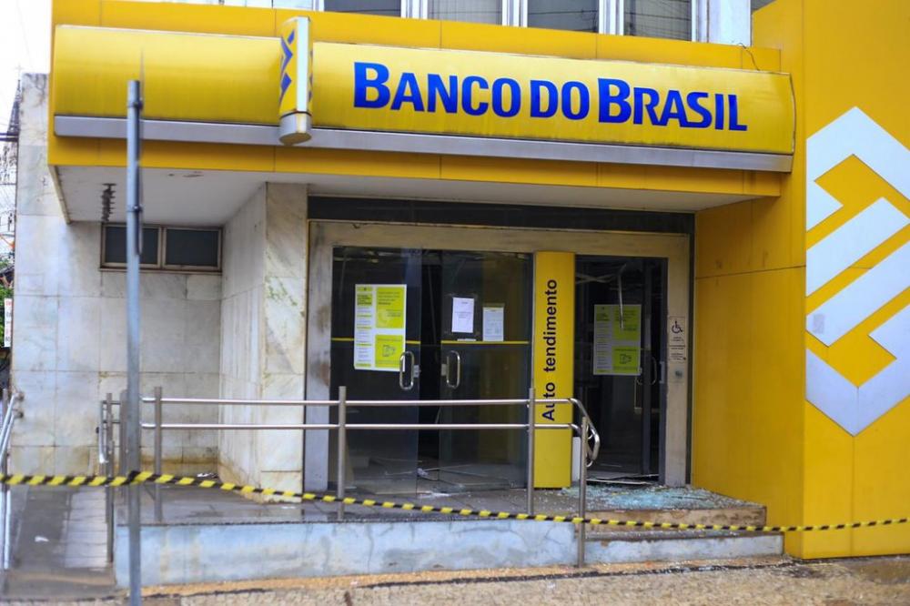 Bandidos explodem agência do Banco do Brasil no Centro de Teresina