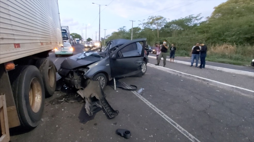 Jovem fica gravemente ferido após colidir carro com caminhão estacionado