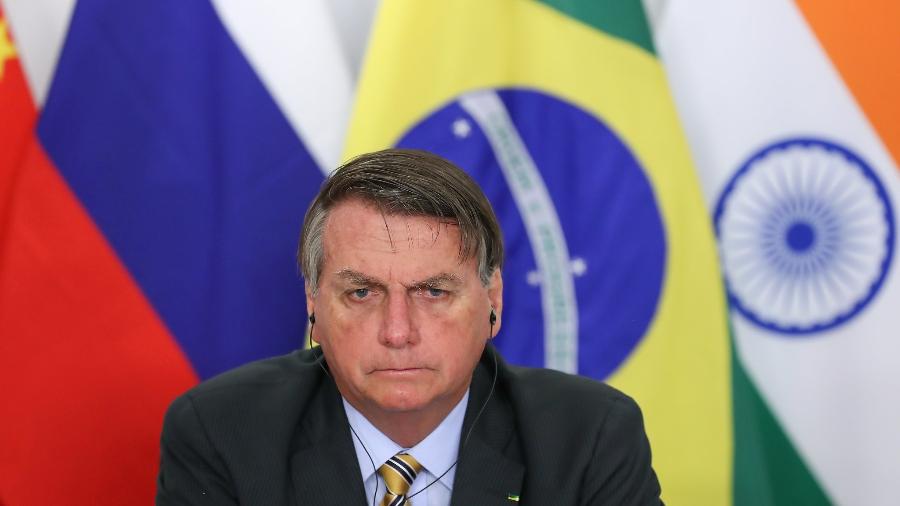 Bolsonaro ignora testes encalhados do governo e culpa estados e municípios