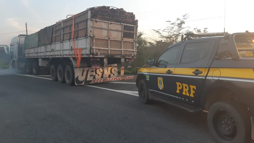 Caminhoneiro é preso ao apresentar nota falsa de carga de madeira