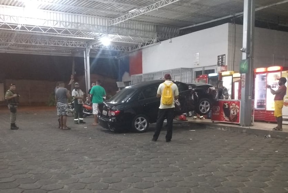 Motorista perde o controle e carro invade posto de combustíveis em Teresina