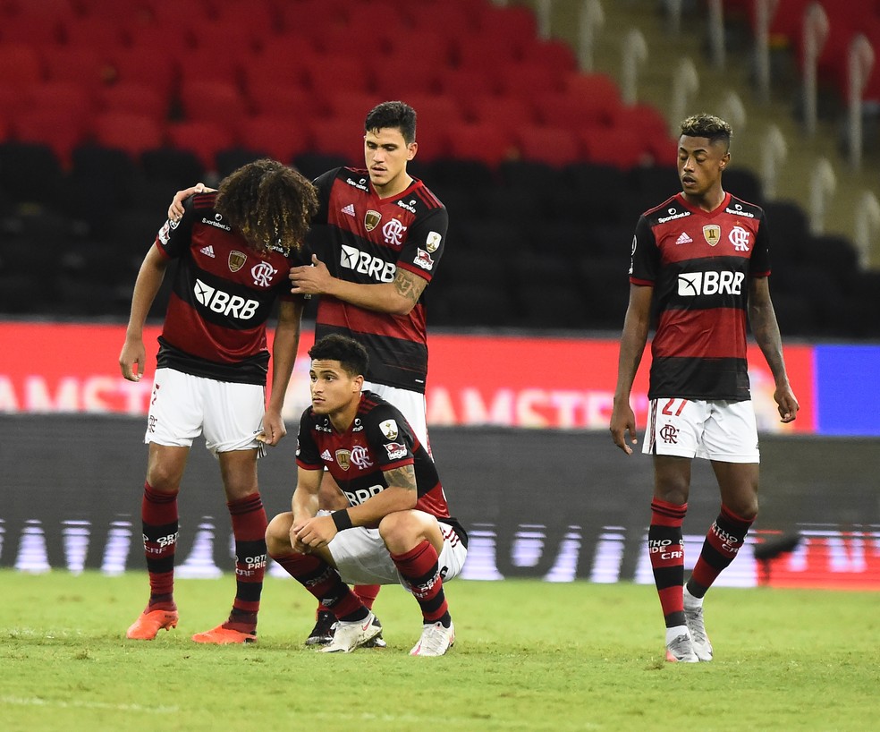 Jogadores do Flamengo desolados após a eliminação — Foto: André Durão