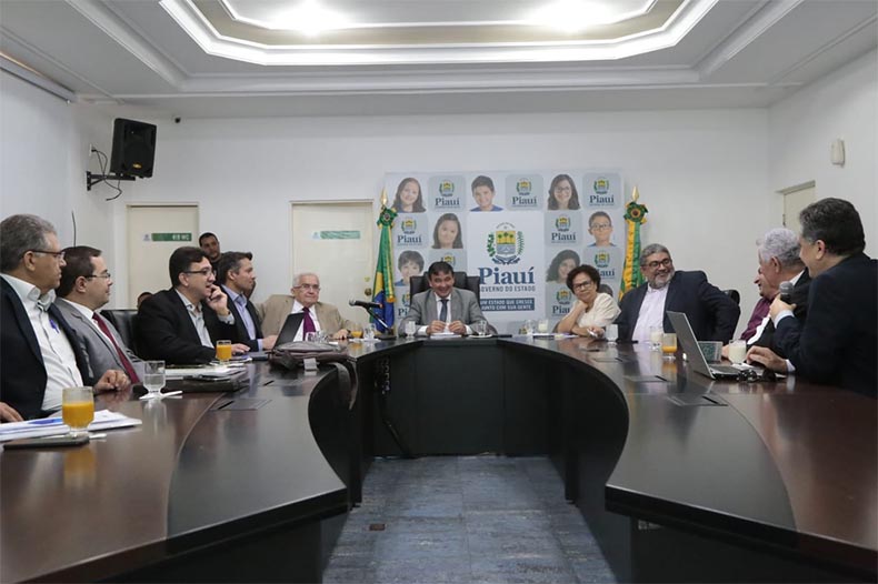 Municípios ficam fora da reforma da Previdência; governador faz mudanças