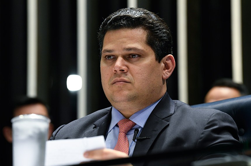Após STF vetar reeleição, governo sonda Alcolumbre para assumir ministério