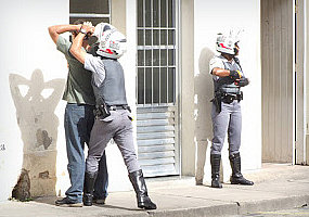 Venda de drogas na frente de casa não autoriza invasão sem mandado, diz STJ