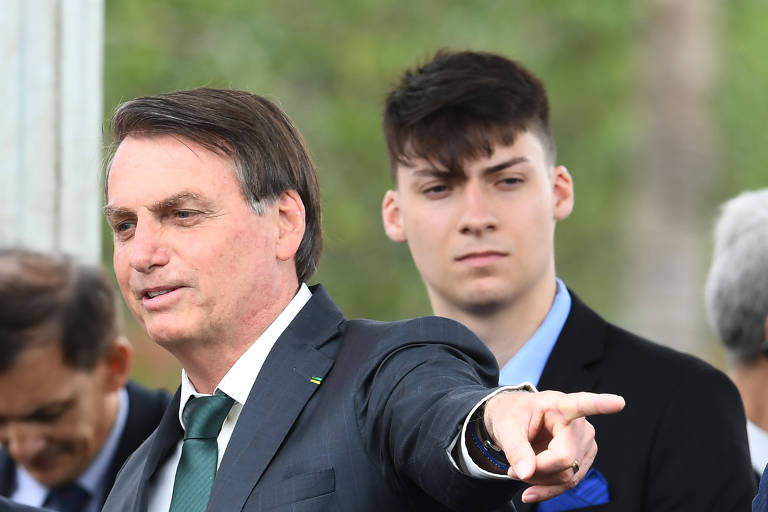 Empresa contratada pelo governo federal atua de graça para Renan Bolsonaro