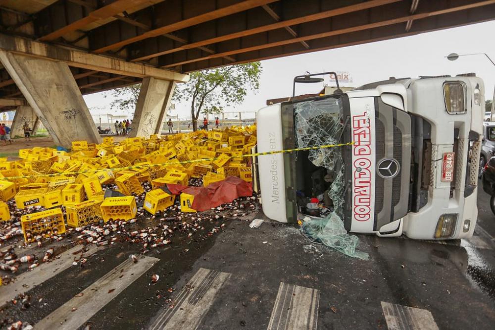 Carreta tomba e populares saqueiam carga de cerveja em Teresina