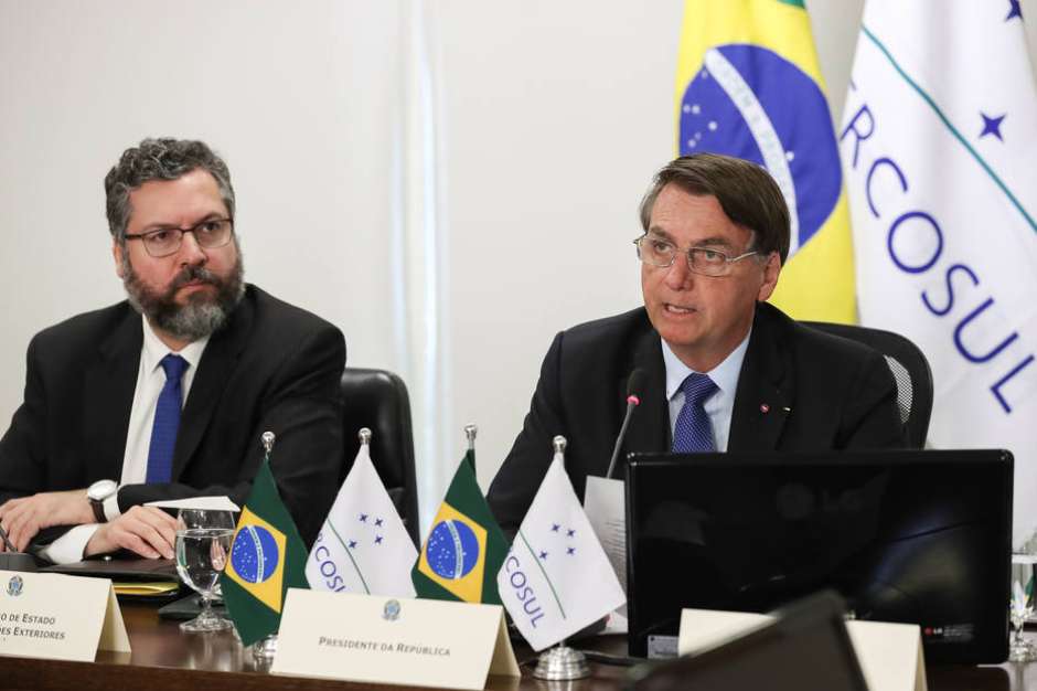 Derrota no Senado expõe pressão por saída de Ernesto Araújo