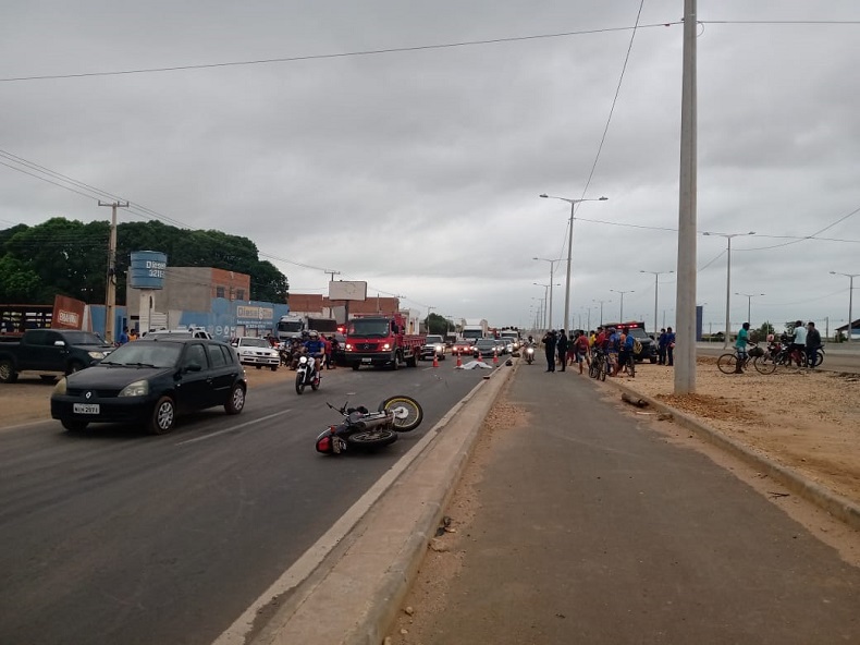 Mulher morre após acidente entre carro e moto na BR 316