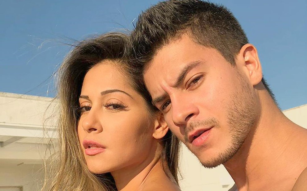 Mayra Cardi e Arthur Aguiar em ensaio para as redes sociais; ela é investigada por crime de bigamia