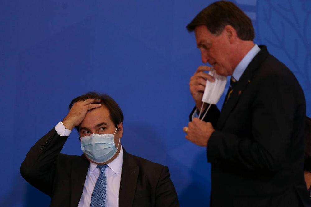 Bolsonaro diz que Bolsa Família não terá 13º por culpa de Maia, que rebate: Mentiroso